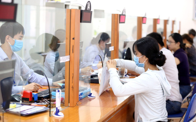 Người lao động làm thủ tục hưởng trợ cấp thất nghiệp tại Trung tâm Dịch vụ việc làm Hà Nội, tháng 6/2020. Ảnh: Ngọc Thành