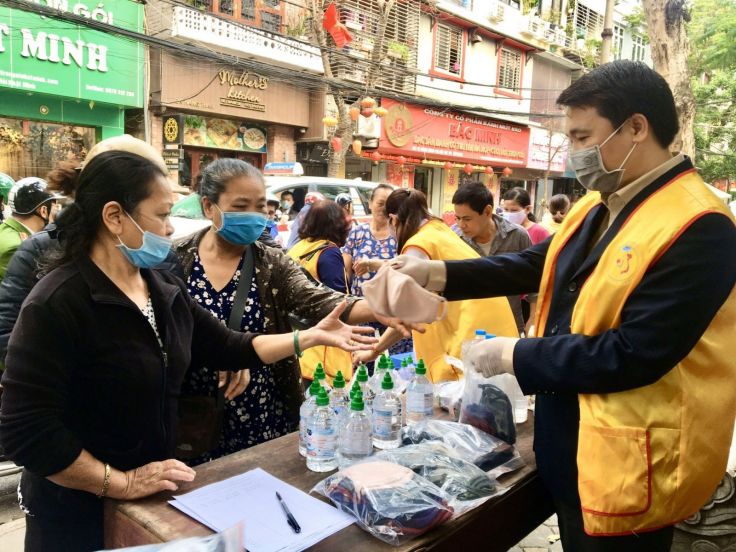 Ông Vũ Việt Anh trực tiếp cấp phát vật phẩm y tế miễn phí cho người dân